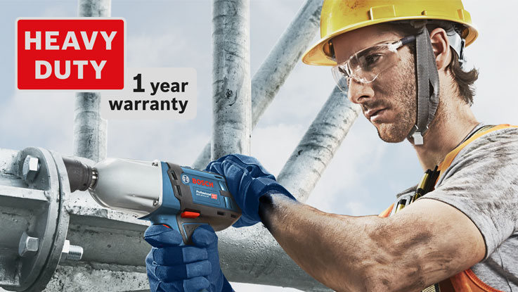 Seorang pekerja dengan helm konstruksi menggunakan obeng tanpa kabel biru Bosch Professional.