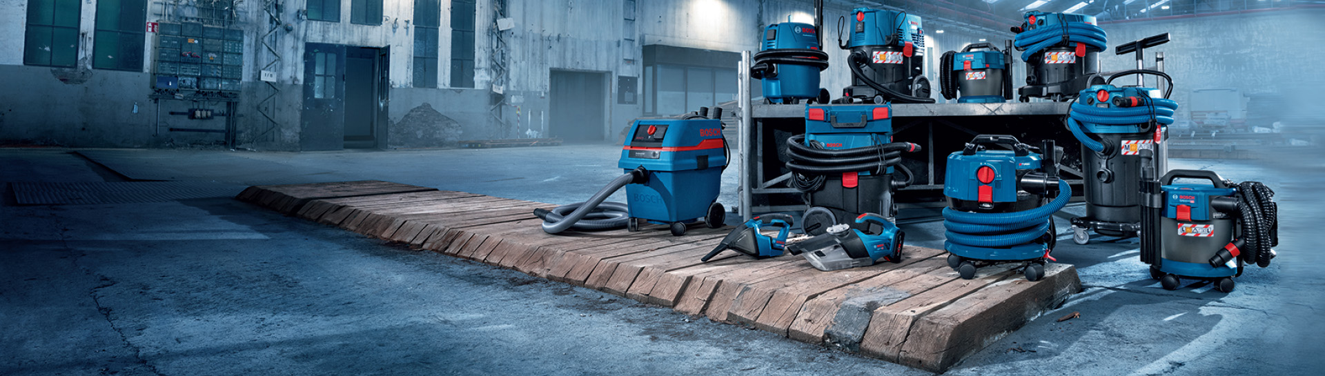 Berbagai alat Bosch Professional berada di atas palet kayu.