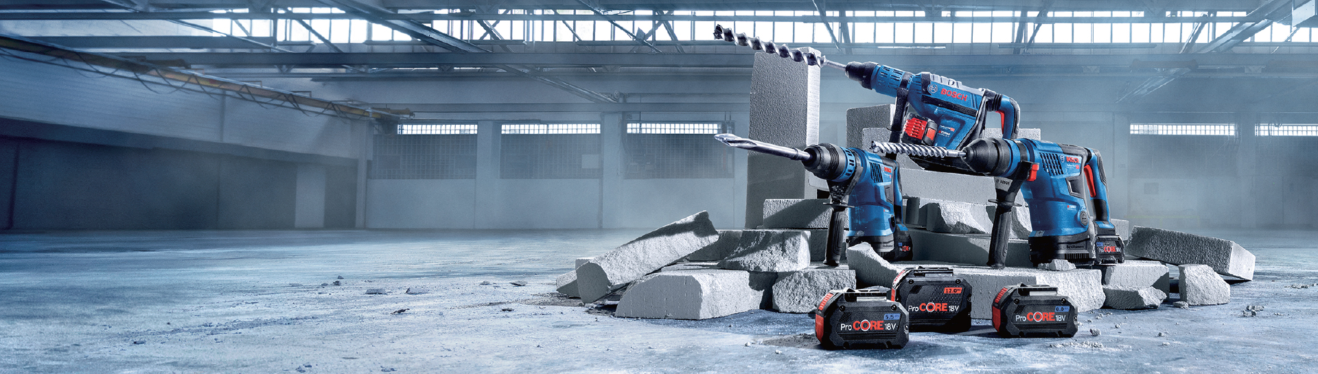 Dua alat Bosch Professional biru berdiri di samping bagian beton abu-abu.