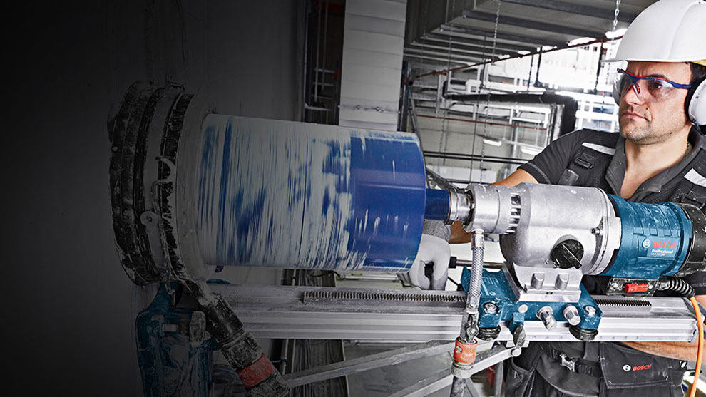 Seorang pengrajin menggunakan bor Bosch Professional di dinding.