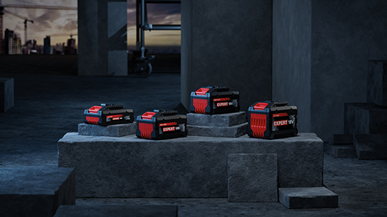 Keuntungan sistem 18 V Empat baterai Bosch Professional berdiri di atas batu beton abu-abu.