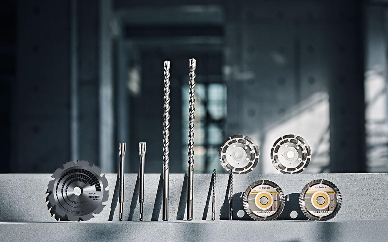 Alat Profesional Bosch: berbagai bor dan mata gergaji di beton.