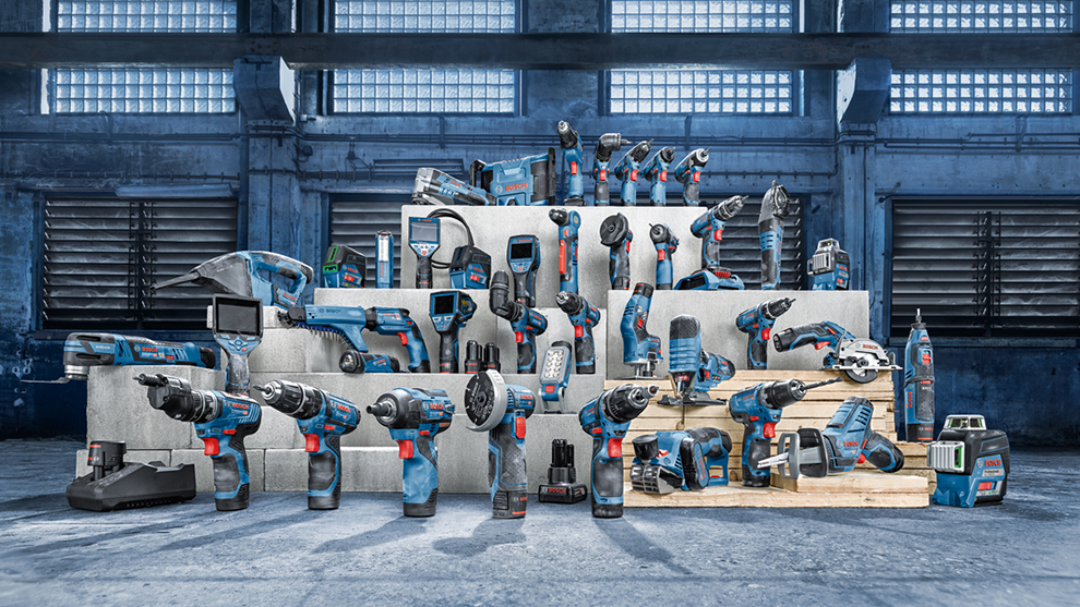 Rangkaian Sistem 12V Professional  Berbagai alat Bosch Professional di atas palet kayu dan beton.