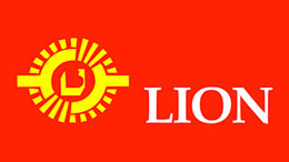 Logo merah dengan singa kuning dan tulisan 'LION'.