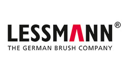 Logo Lessmann, terdiri dari teks hitam dengan aksen merah.